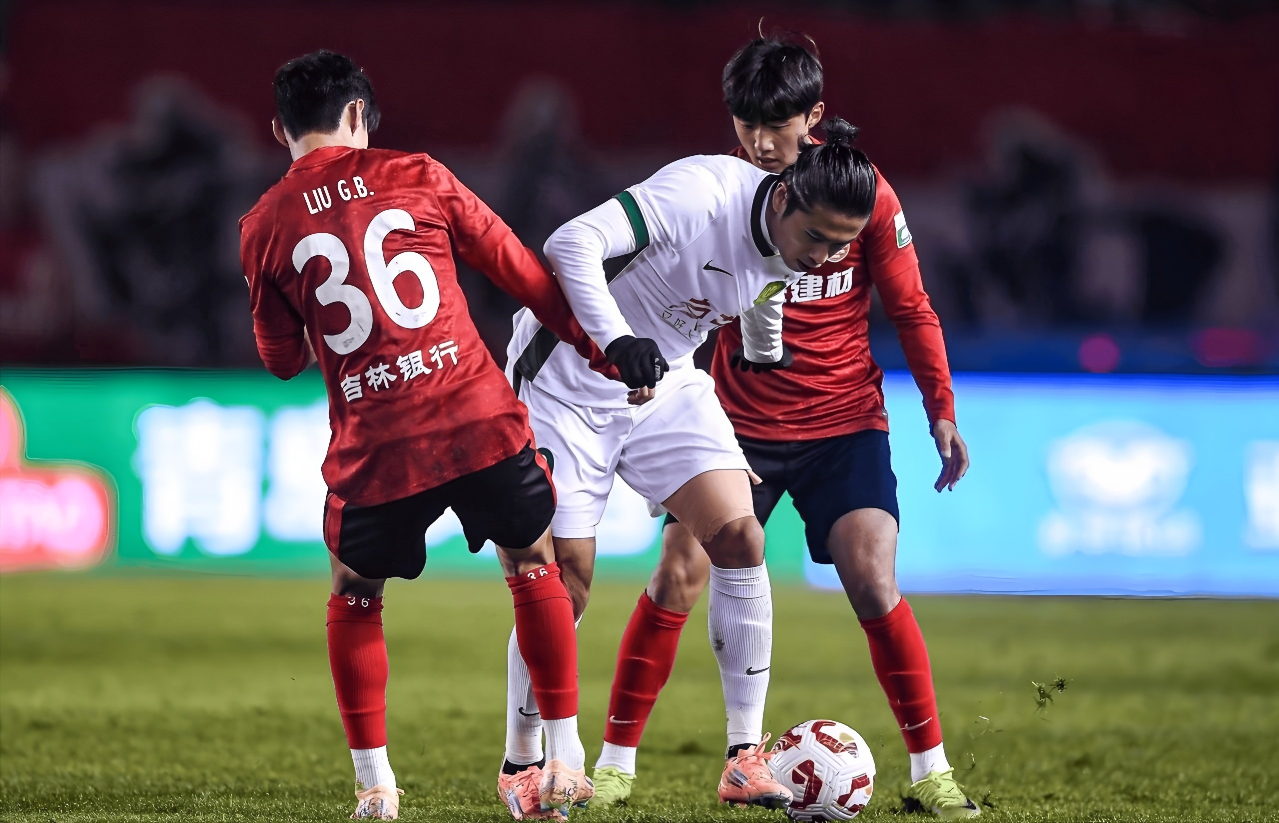 成都蓉城赛后豪取连胜冲刺阶段西汉姆备战葡超，网友：广厦男篮伤情更新备战中超(成都蓉城俱乐部球员续约最新)